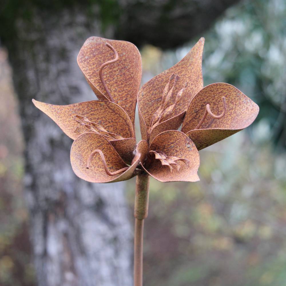 fleur en fer forgé sur tige / décoration de jardin