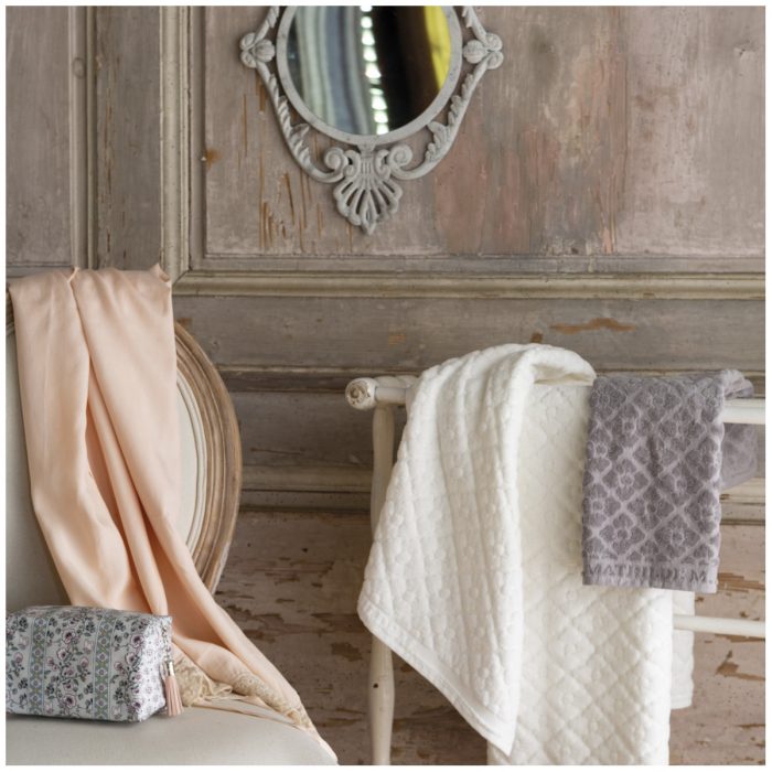 Serviette de bain Douceur Florale grise – Image 3