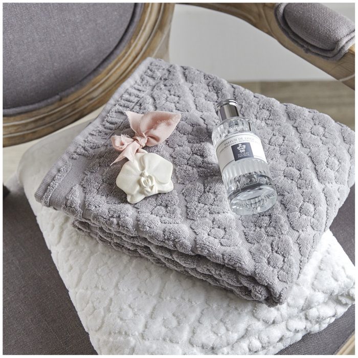 Serviette de bain Douceur Florale blanche – Image 4