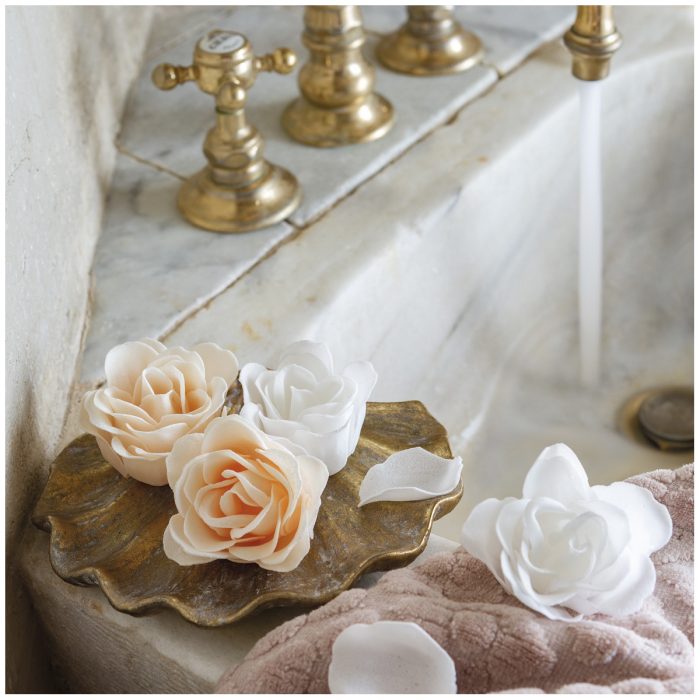 Coffret de 12 roses en feuilles de savon blanches et nude – Image 5