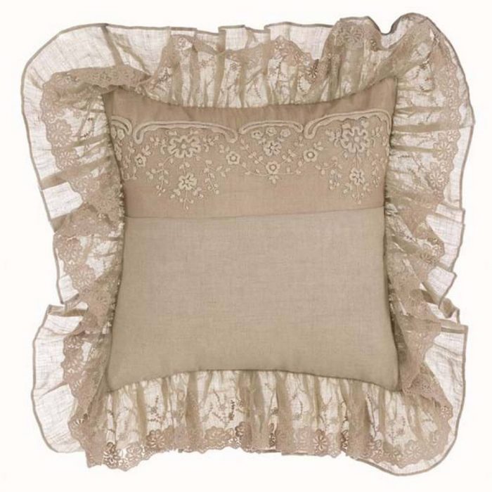Coussin avec dentelle