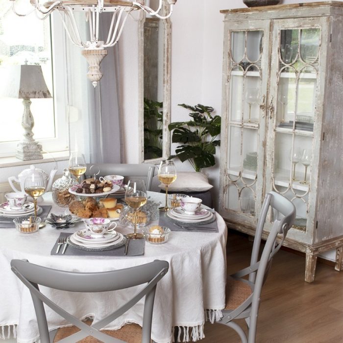 Tasse et soucoupe en porcelaine dorée – Image 3