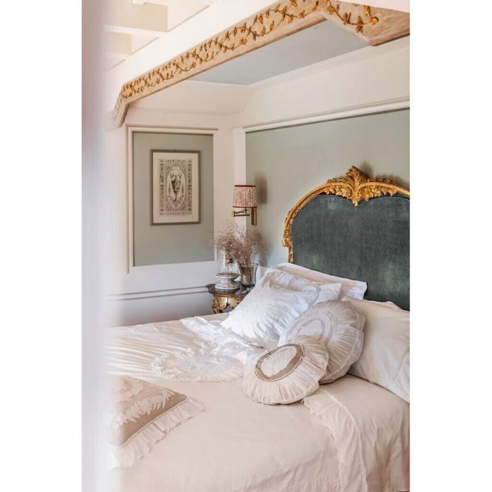 Coussin blanc rond brodé – Image 2