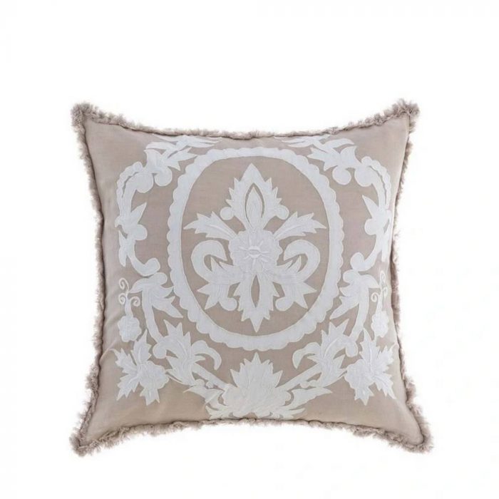 Coussin avec un décor blanc